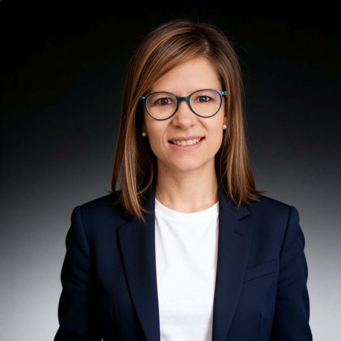 Retrato de Alejandra Camacho Rincón con blazer azul marino y camiseta blanca