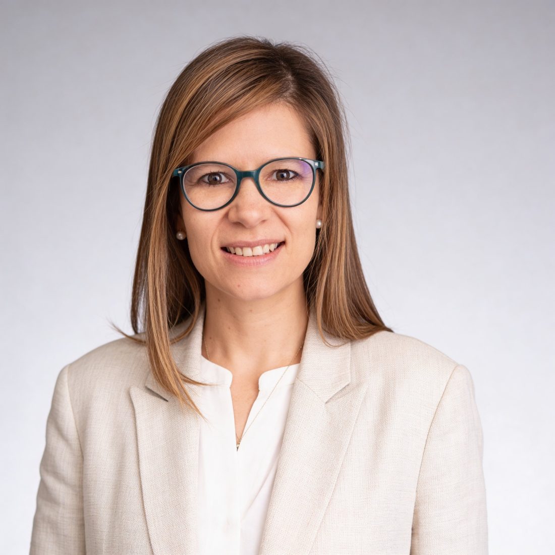 Alejandra Camacho Rincón con blazer beige