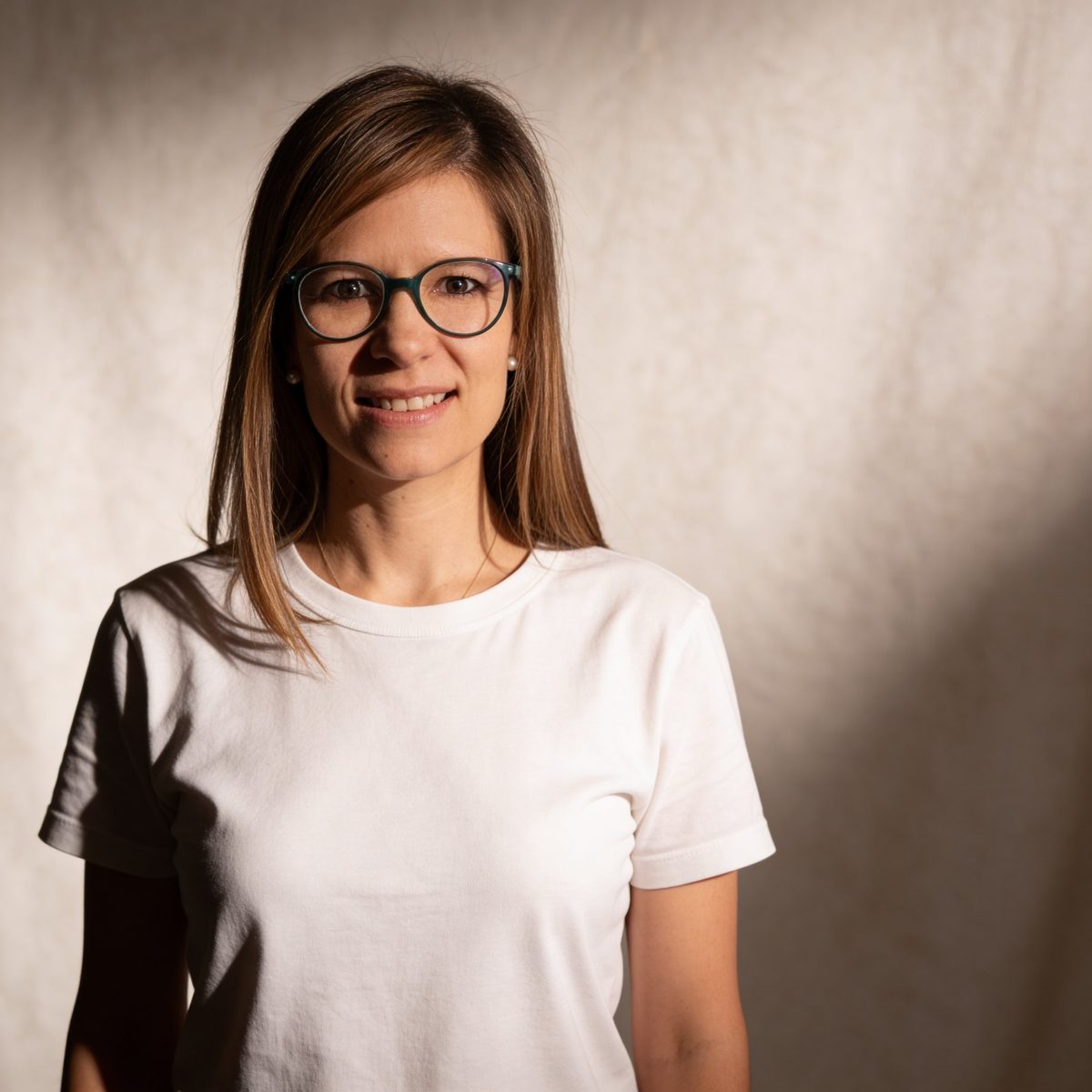 Alejandra Camacho Rincón con camiseta blanca, sonriendo